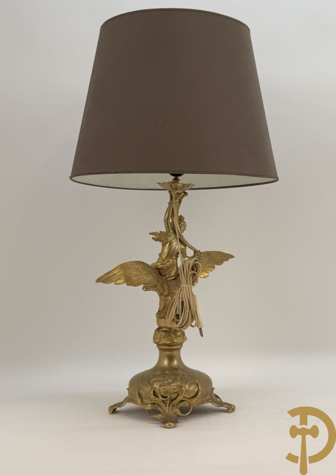 Metalen vergulde lampadaire met dame op arend