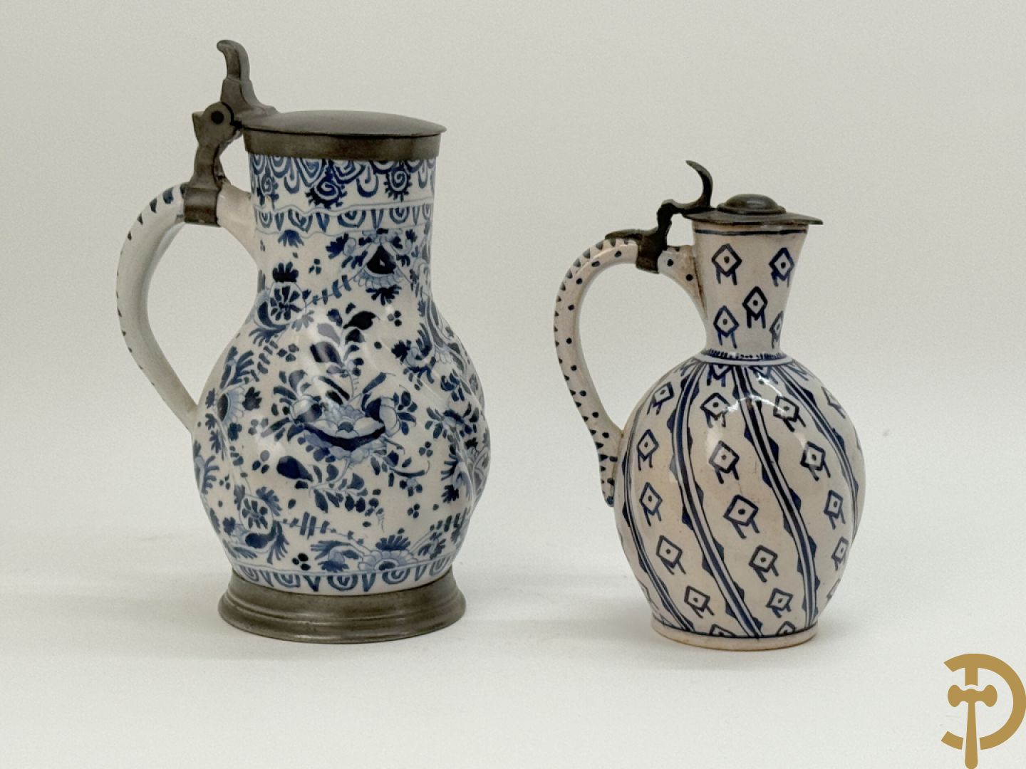 Delftse schenkkan met beschilderd bloemendecor en tinnen deksel + schenkkan in Delftse stijl, gemerkt onderaan BFK 66