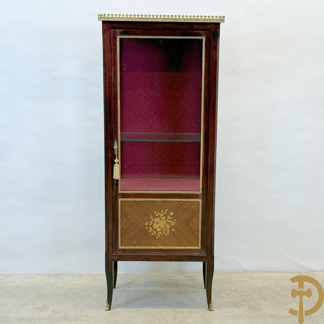 Notelaren vitrine met bloemenmarketterie en bronzen gallerij