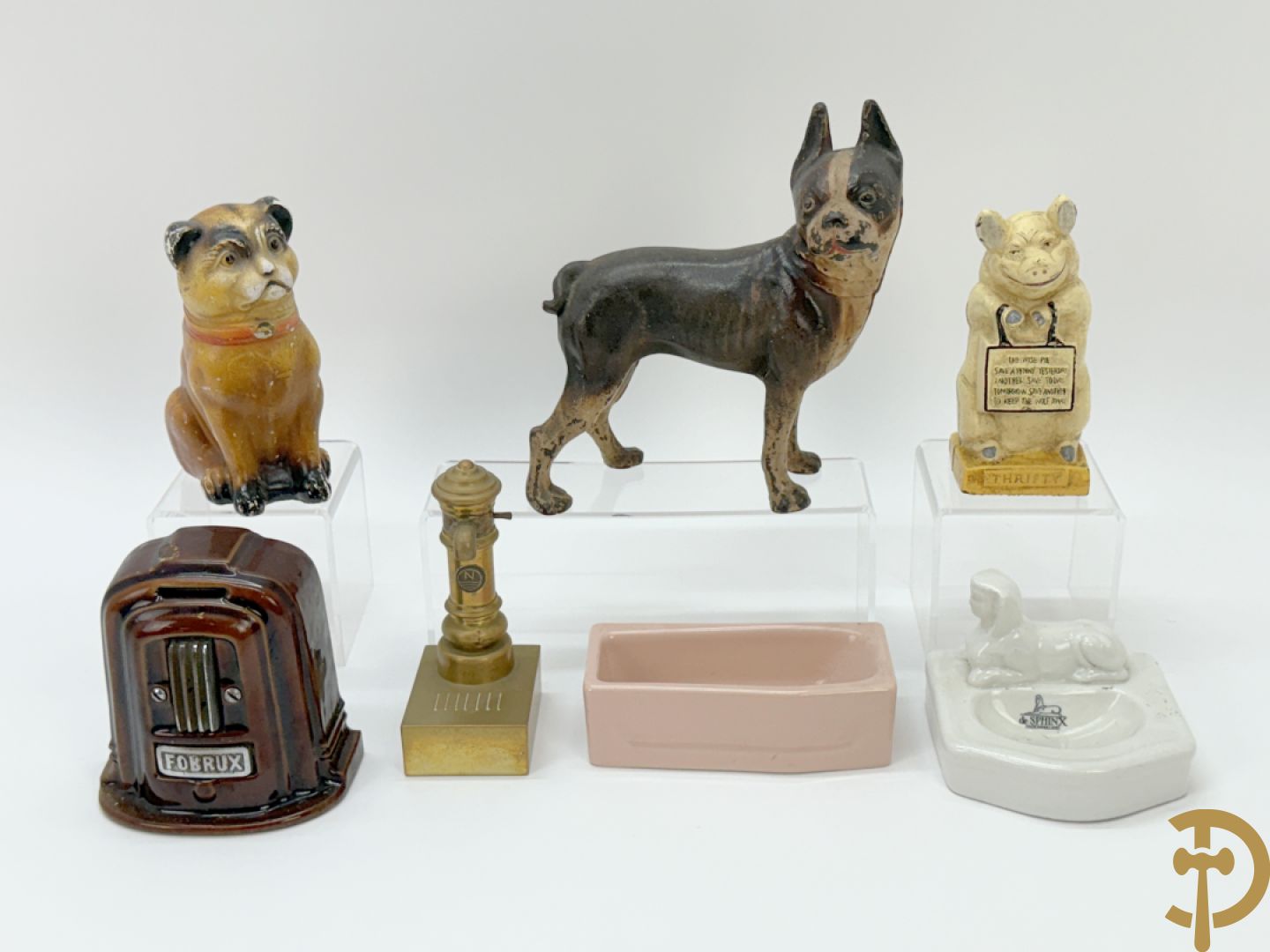 Gietijzeren Engelse hond + spaarpotten van gietijzeren varken, gipsen hond en gietijzeren kachel + verzamelobjecten Sphinx en Selles + koperen waterkraan