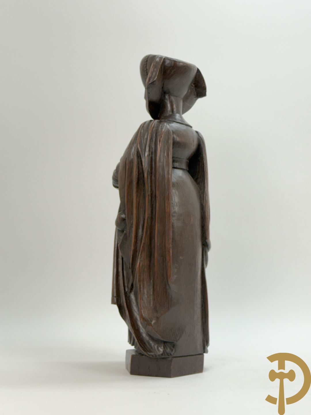 Houtgesculpteerd beeld van dame Pleurans