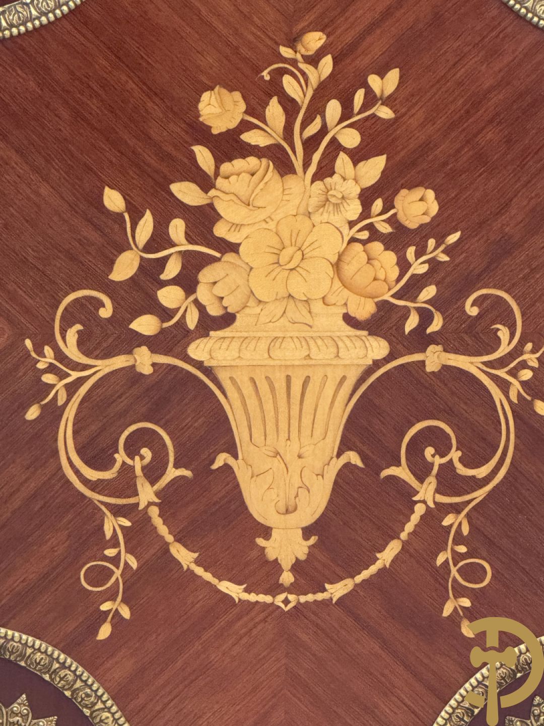 Notelaren vierdeursdressoir met 3 laden, gemarketteerde bloementaferelen en ovale bronzen plakkettes - zijdelings met damesfiguren - bovenaan met wit marmeren blad