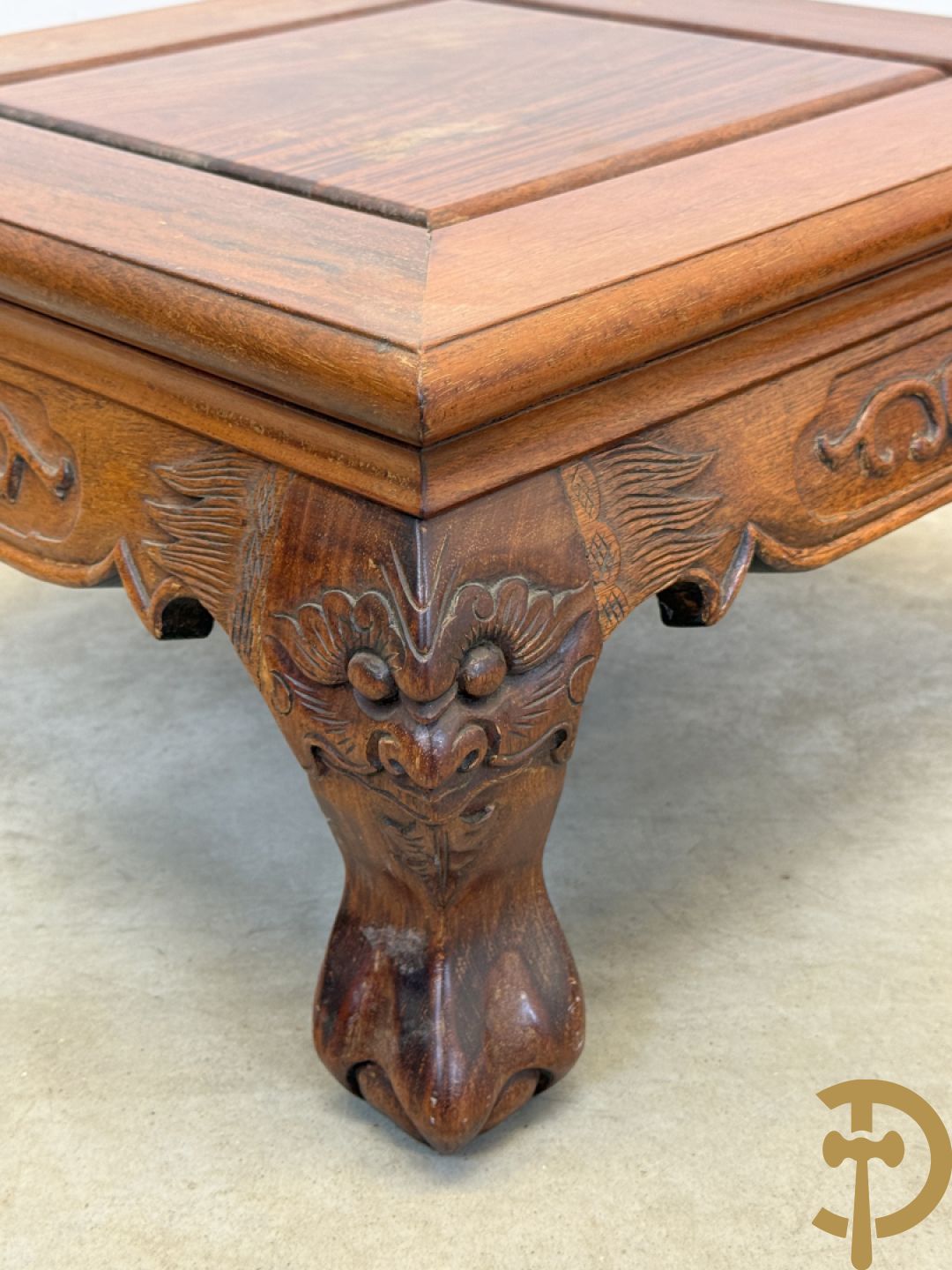 Twee Aziatische gesculpteerde vierkante sokkels