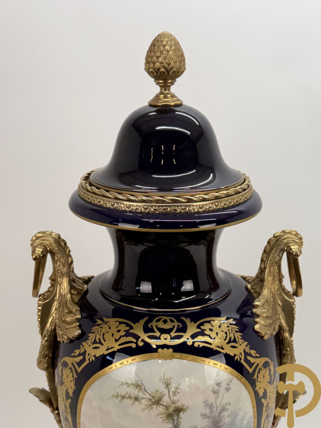 Onleesbaar getekend rechts onder, Sèvres stijl vaas met dubbel decor van romantische genrescène en landschapsscène, met bronzen ornamenten bezet