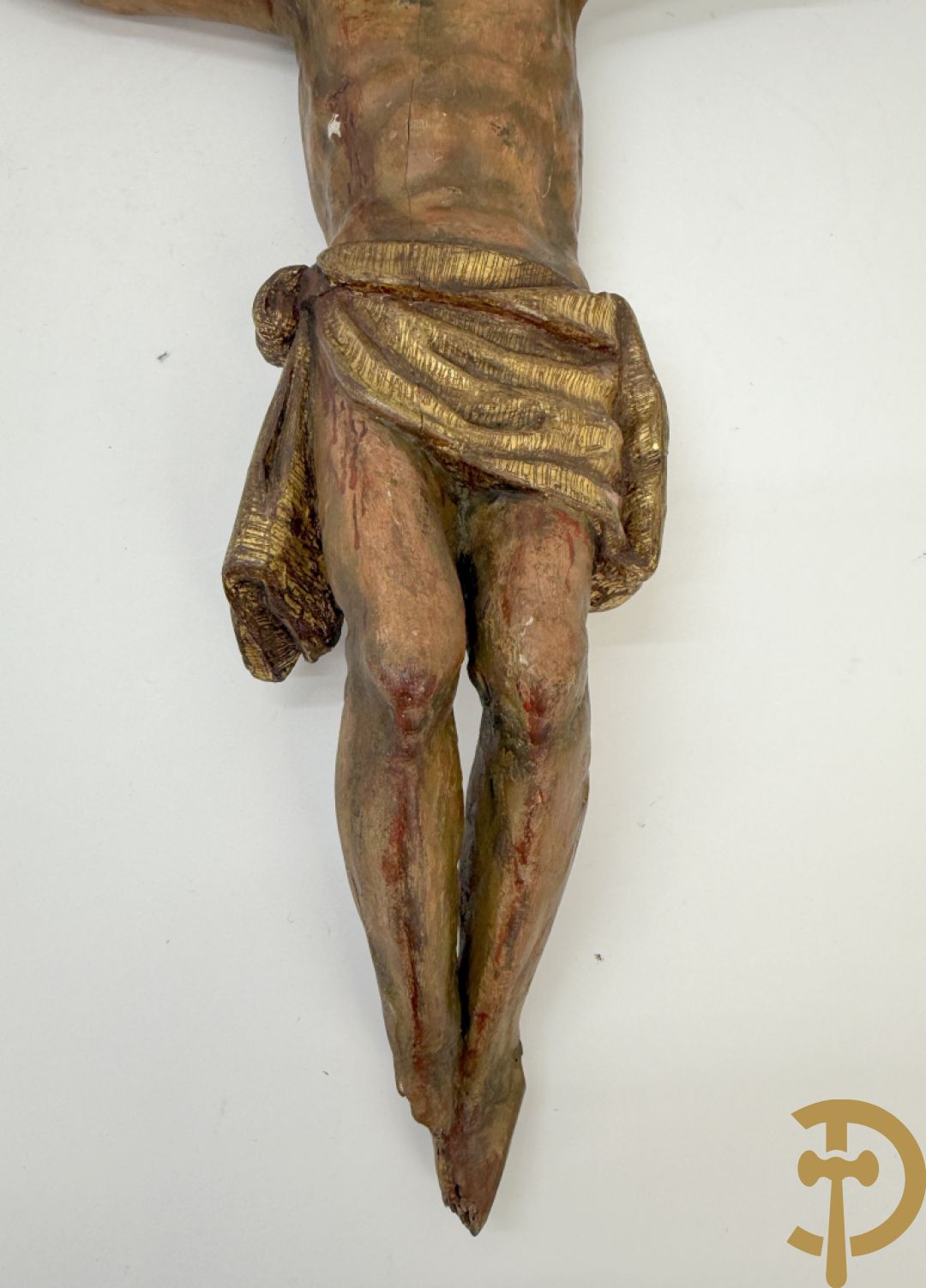 Twee houtgesculpteerde en gepolychromeerde corpussen