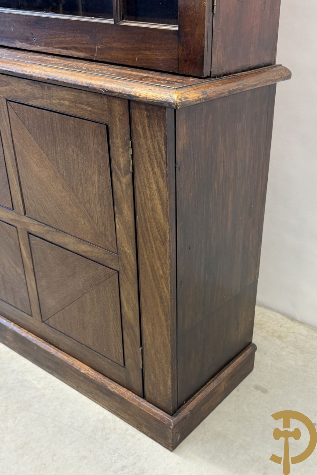 Grote kast met tweedeursvitrine bovenaan en beneden met 2 gesloten deuren - combinatie van eik, mahonie en notelaar