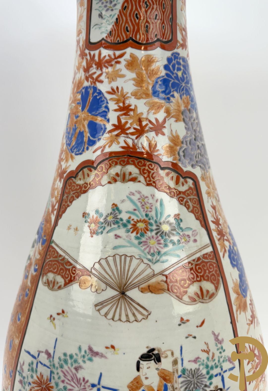 Paar Japanse porseleinen waaiervazen met bloemen en geanimeerd decor