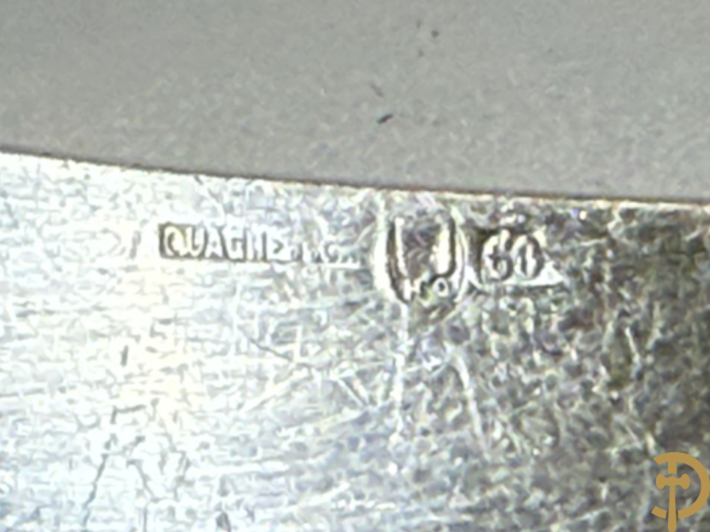 Verzilverd bestek bestaande uit 12 messen, 12 dessertlepels, 12 dessertvorken, 12 taartvorkjes, 12 dessertmessen en 12 visvorken, gemerkt Quaghebeur (Kuurne) dit alles in een in Christofle bestekkoffer ondergebracht