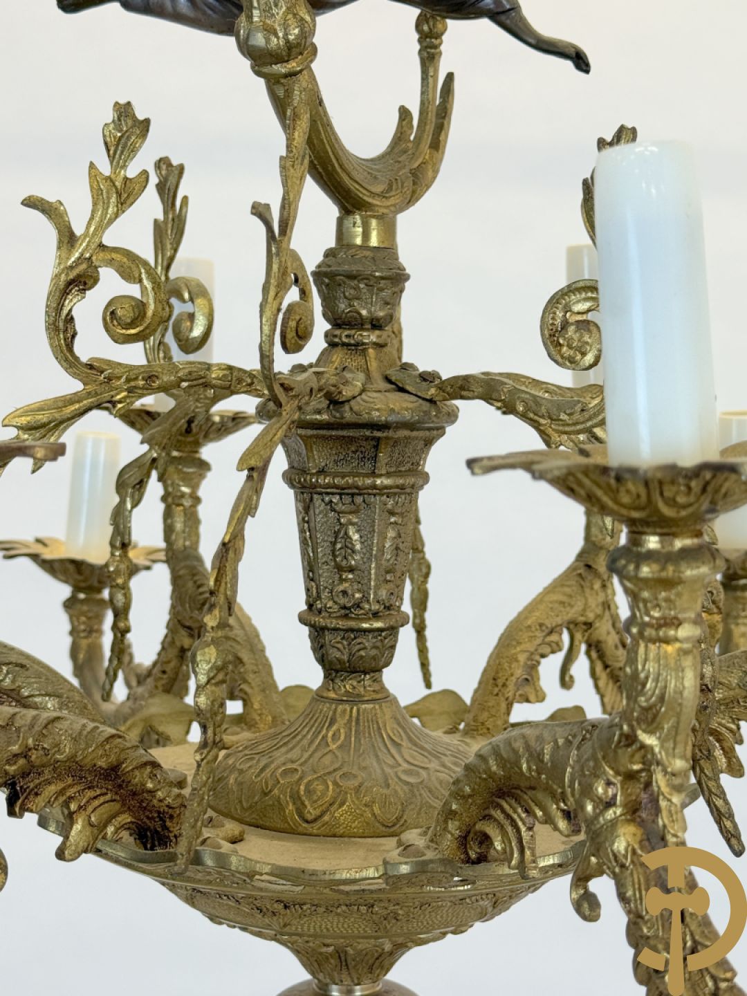 Koperen twaalfarmige luchter bezet met fee