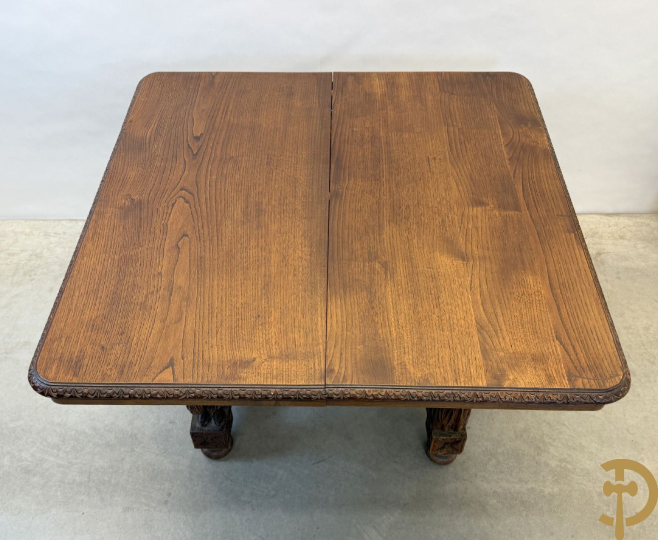 Massief eiken Bretoense eetkamer bestaande uit buffet met 3 deuren boven, 2 deuren onder, lades midden en gesculpteerde geanimeerde scènes + desserte + uittrekbare tafel + 6 stoelen + extra allonge