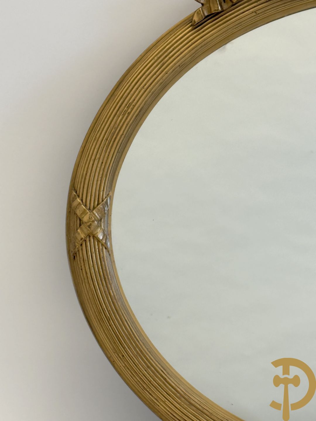 Ovale vergulde spiegel met Louis XVI strik