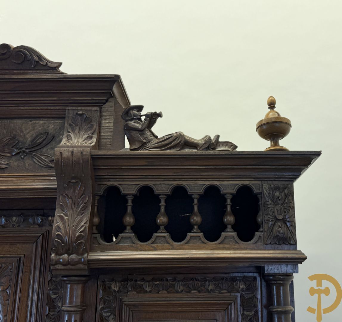 Massief eiken Bretoense eetkamer bestaande uit buffet met 3 deuren boven, 2 deuren onder, lades midden en gesculpteerde geanimeerde scènes + desserte + uittrekbare tafel + 6 stoelen + extra allonge