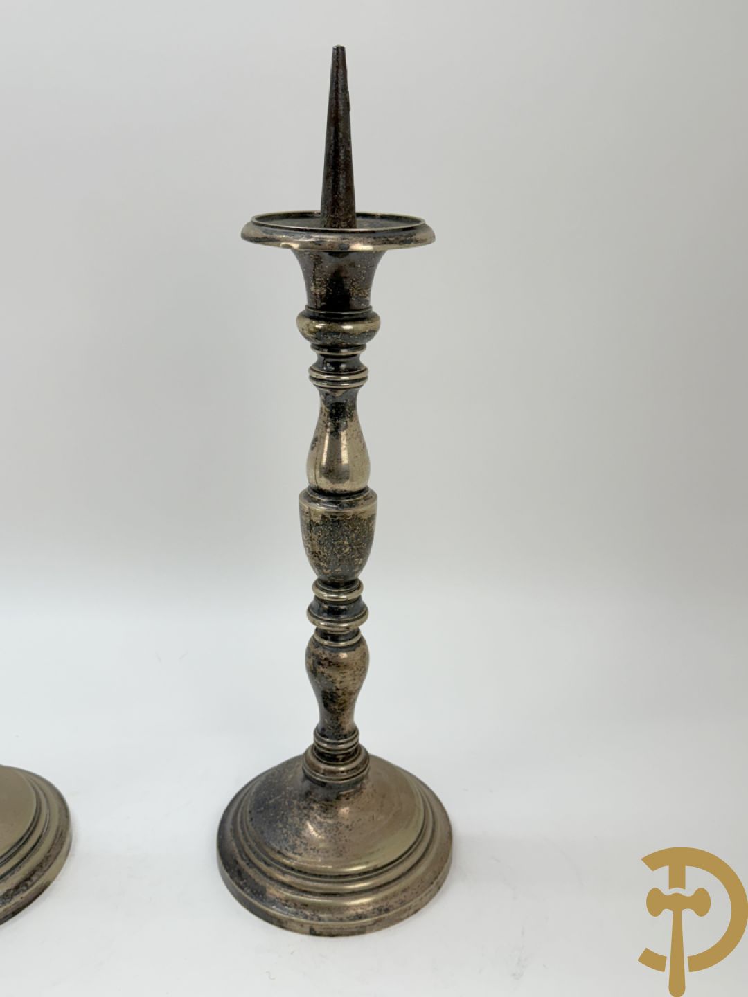 Paar antieke koperen kandelaars + paar metalen  zilverkleurige ballusterkandelaars