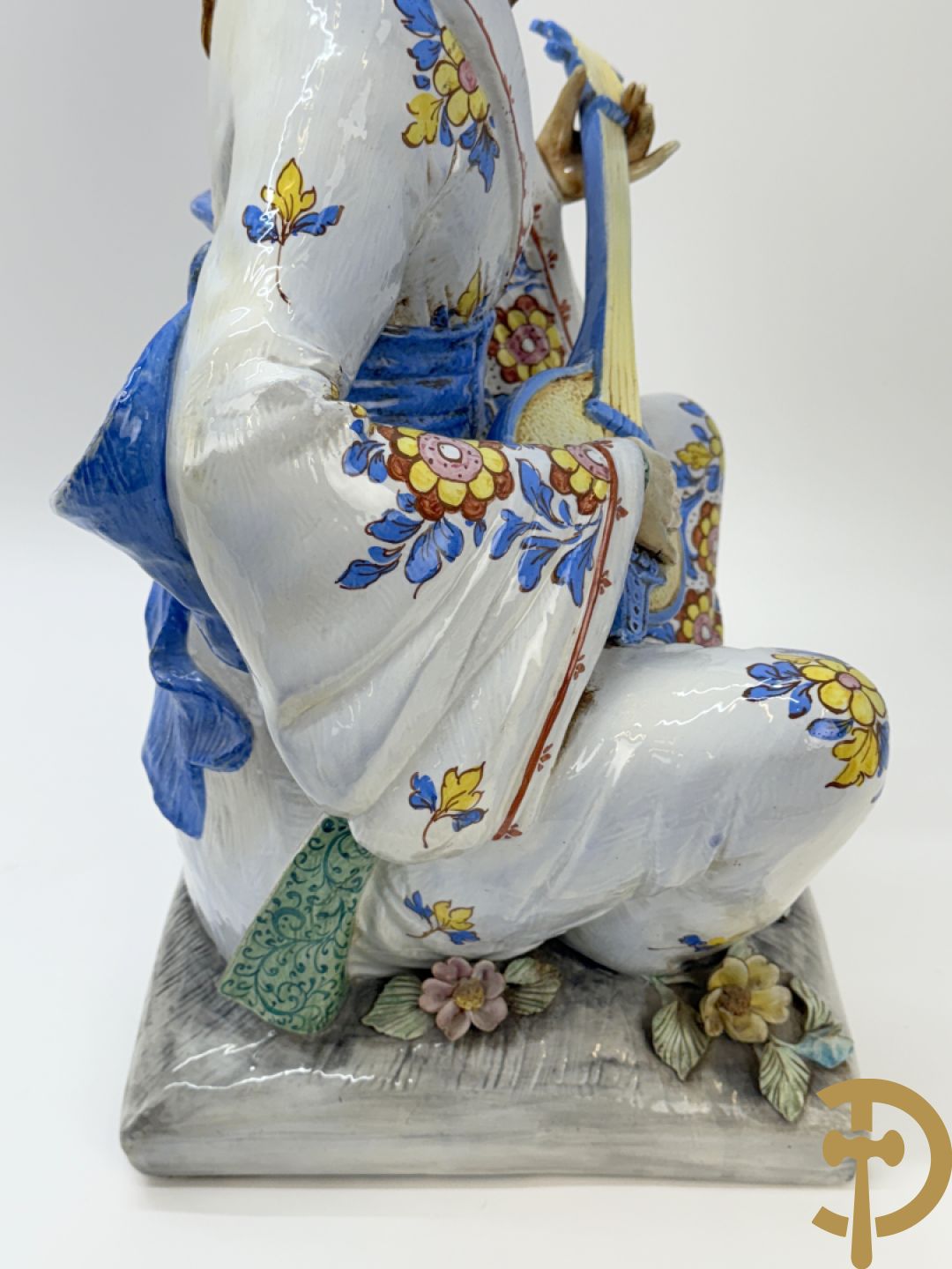 Meerkleurig Italiaans beeld van zittende oosterse man met snaarinstrument