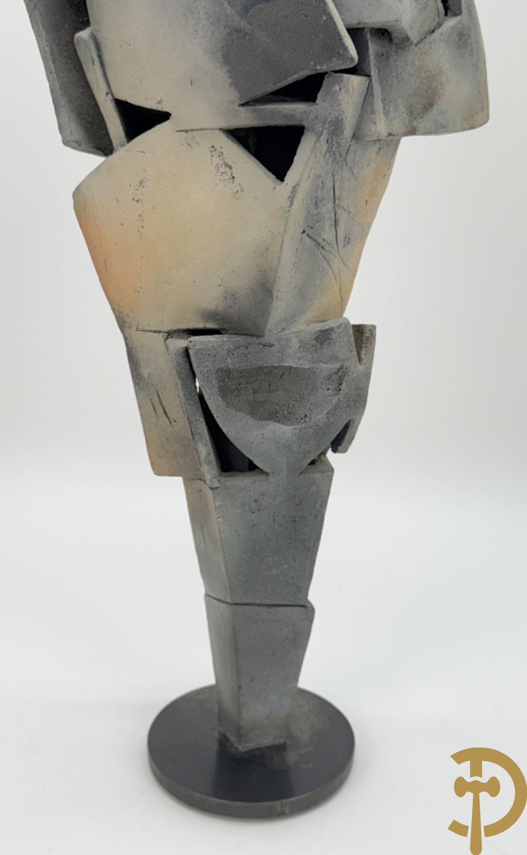 VANDEWEGE Rik getekend onderaan 8816 en 8817 - Twee moderne keramieken abstracte figuren