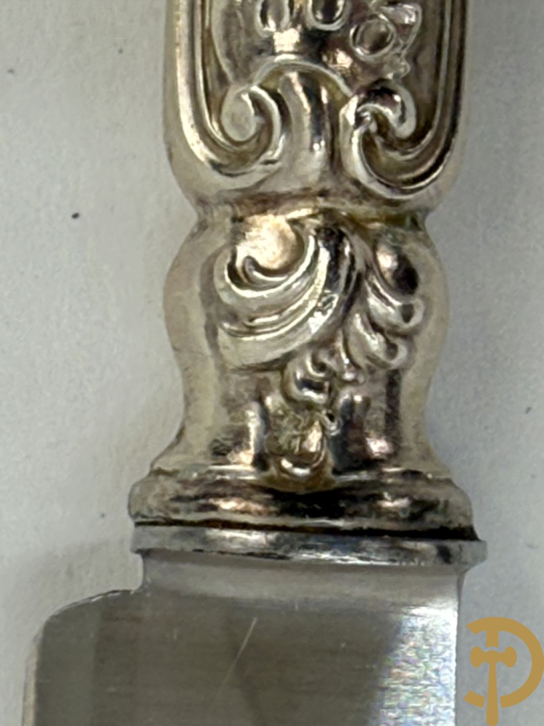 Massief zilveren bestek met Louis XV motieven bestaande uit 12 soeplepels (72 gram per stuk), 12 vorken (78 gram per stuk), 12 messen, 12 dessertvorken (47 gram per stuk), 12 dessertlepels (40 gram per stuk), 12 dessertmessen, 12 koffielepels (22 gram per stuk), slacouvert, taartschep en suikertang