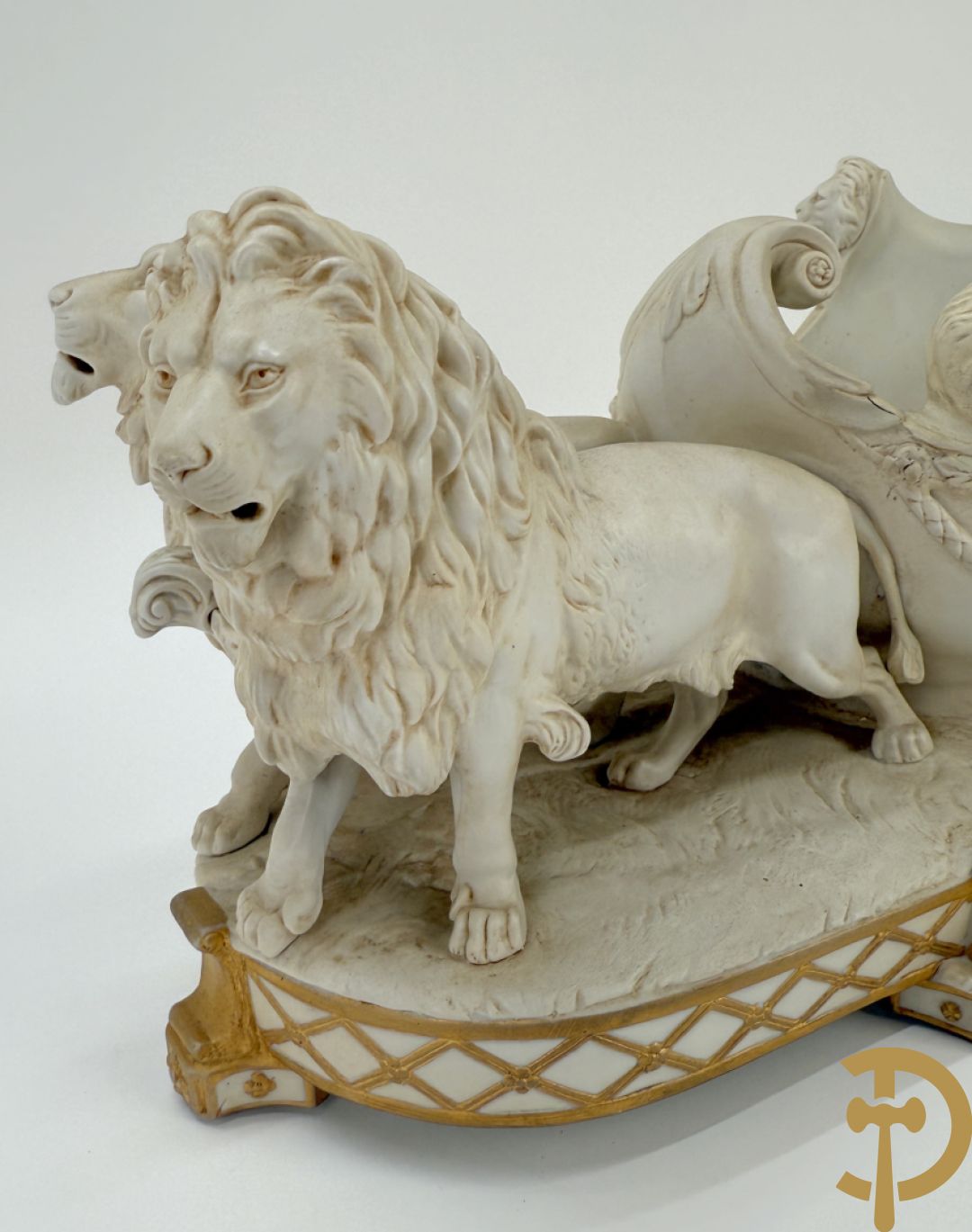 Biscuit beeld met leeuwen trekkende een open koets, getekend onderaan