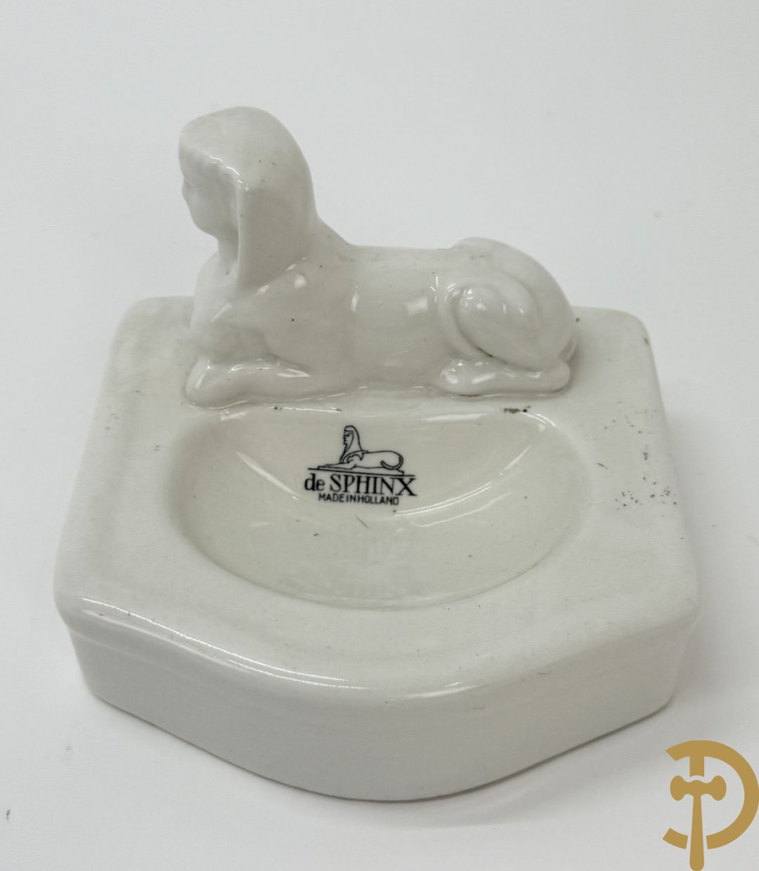 Gietijzeren Engelse hond + spaarpotten van gietijzeren varken, gipsen hond en gietijzeren kachel + verzamelobjecten Sphinx en Selles + koperen waterkraan