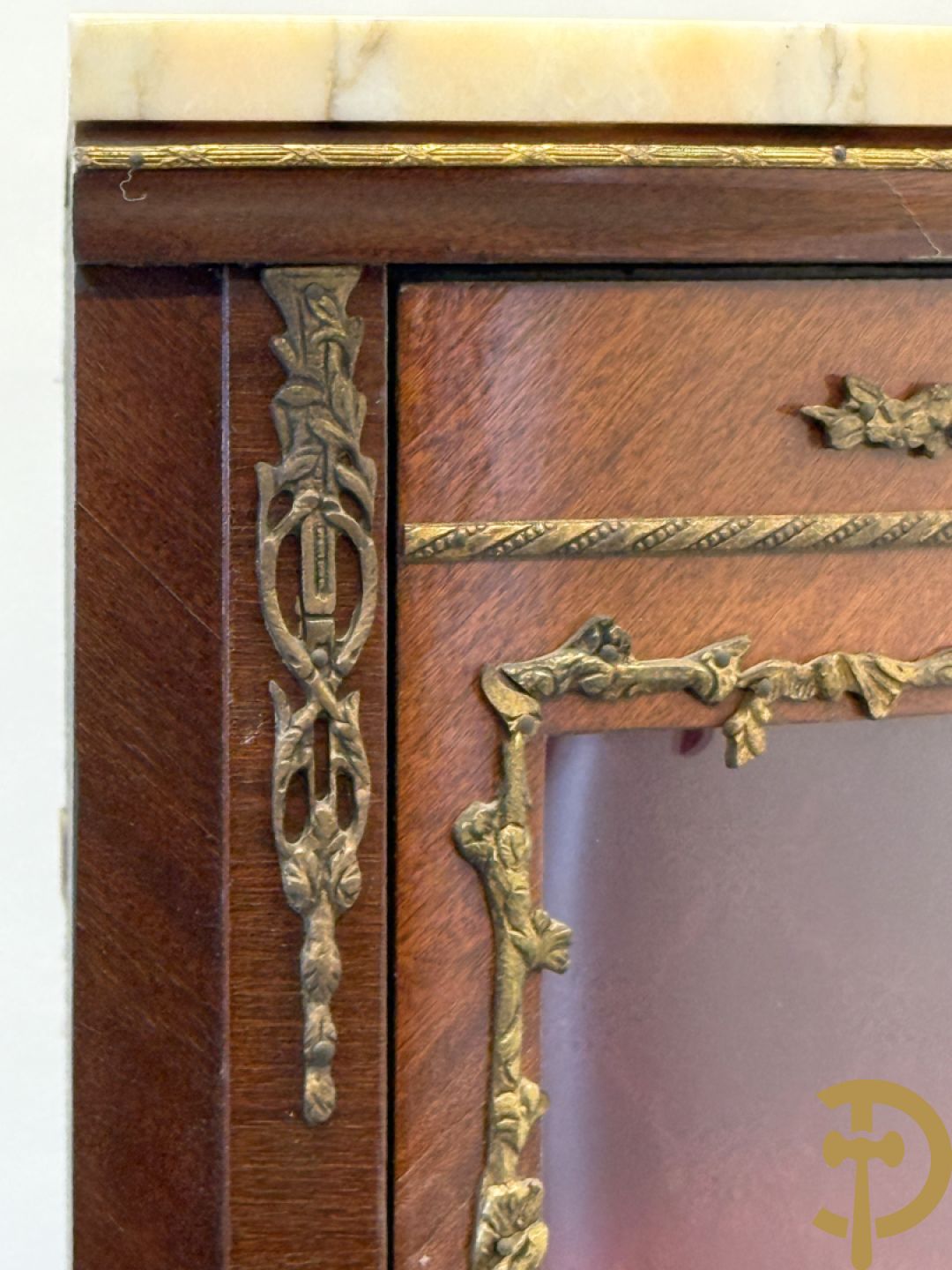 Notelaren hoekkast met bloemenmarquetterie en bronsbeslag - bovenaan met marmeren blad