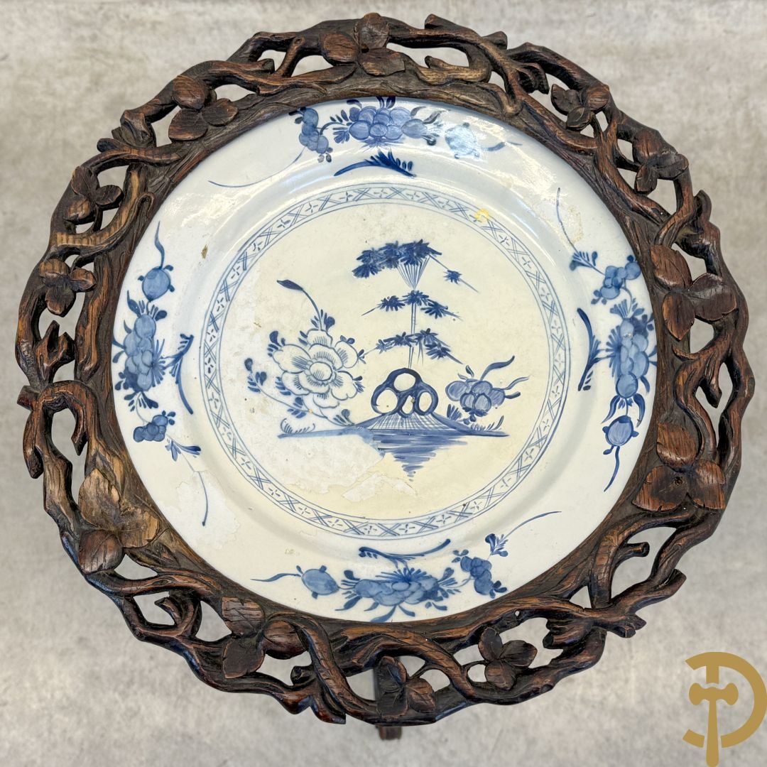 Neo Renaissance staander op driepikkel met bladranken gesculpteerd, binnenin met Delfts bord