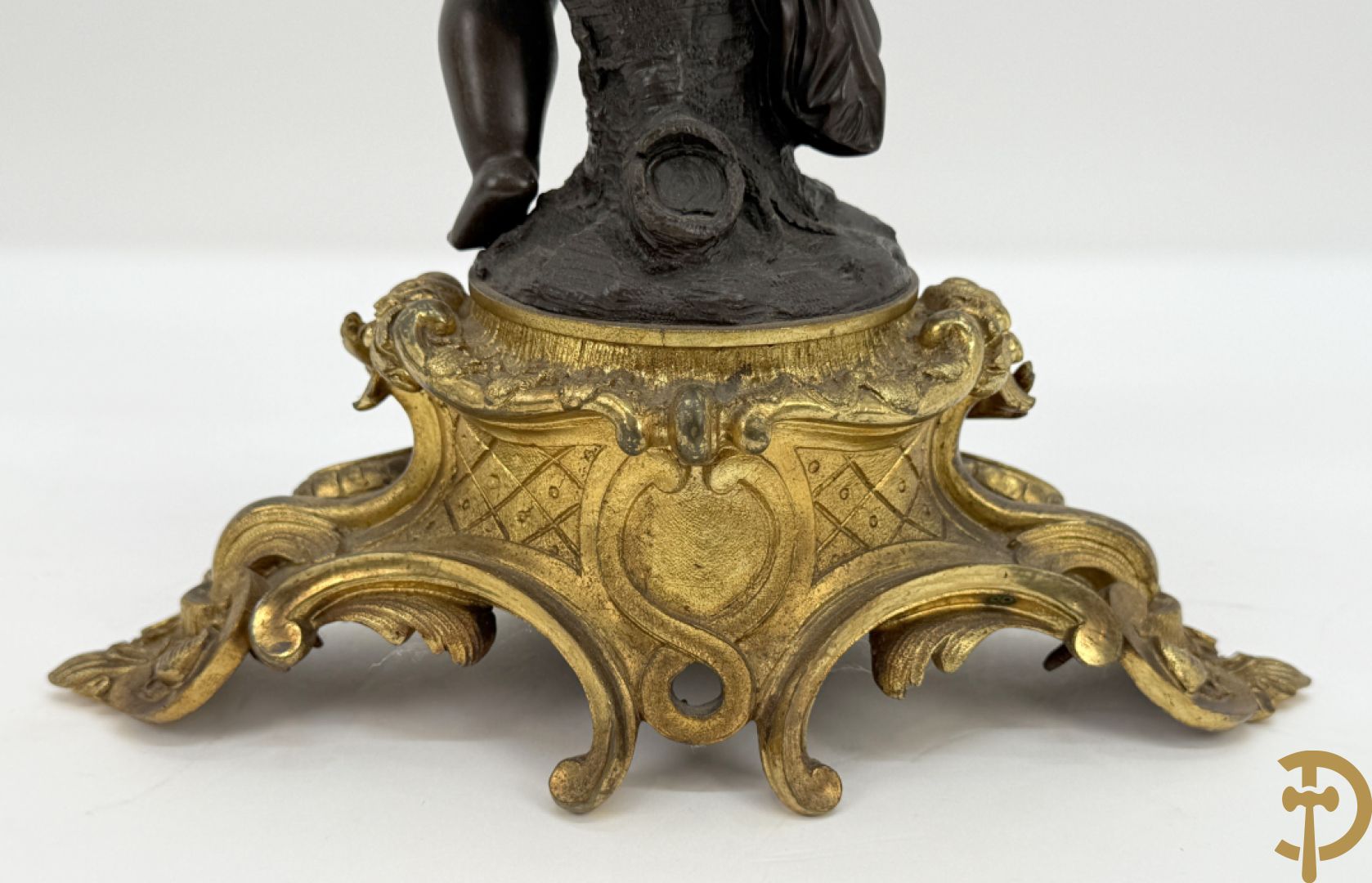 Bronzen cupido dragende een zevenarmige kandelaar