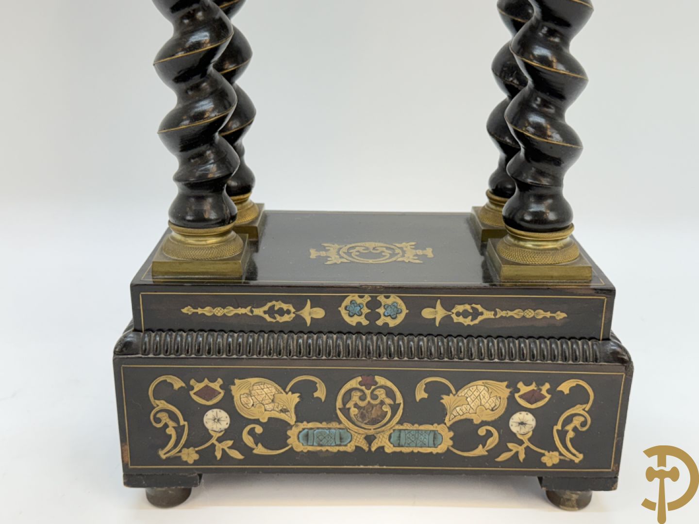 Napoleon III pendule met 4 getorste zuilen en koperinleg