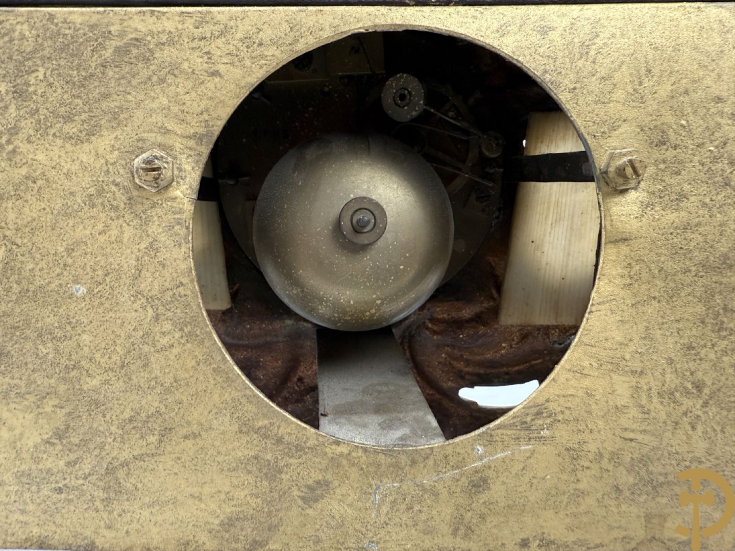 Zamak pendule met accanthusranken en bekroond met cupido met jachthoorn