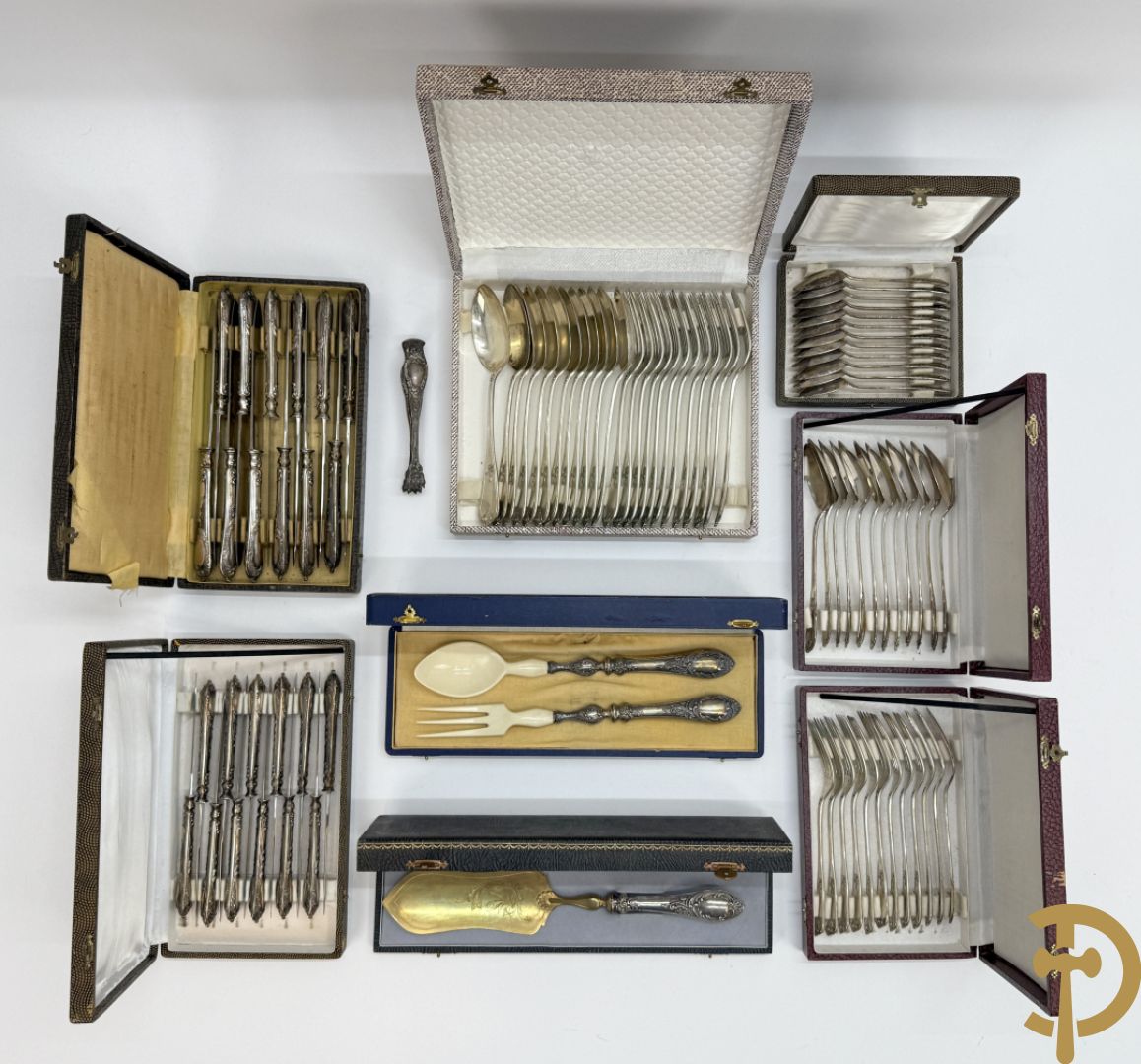 Massief zilveren bestek met Louis XV motieven bestaande uit 12 soeplepels (72 gram per stuk), 12 vorken (78 gram per stuk), 12 messen, 12 dessertvorken (47 gram per stuk), 12 dessertlepels (40 gram per stuk), 12 dessertmessen, 12 koffielepels (22 gram per stuk), slacouvert, taartschep en suikertang