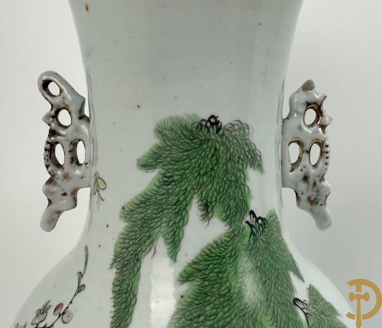 Chinese porseleinen vaas met decor van takken en vogels + Chinese porseleinen vaas met bloemendecor