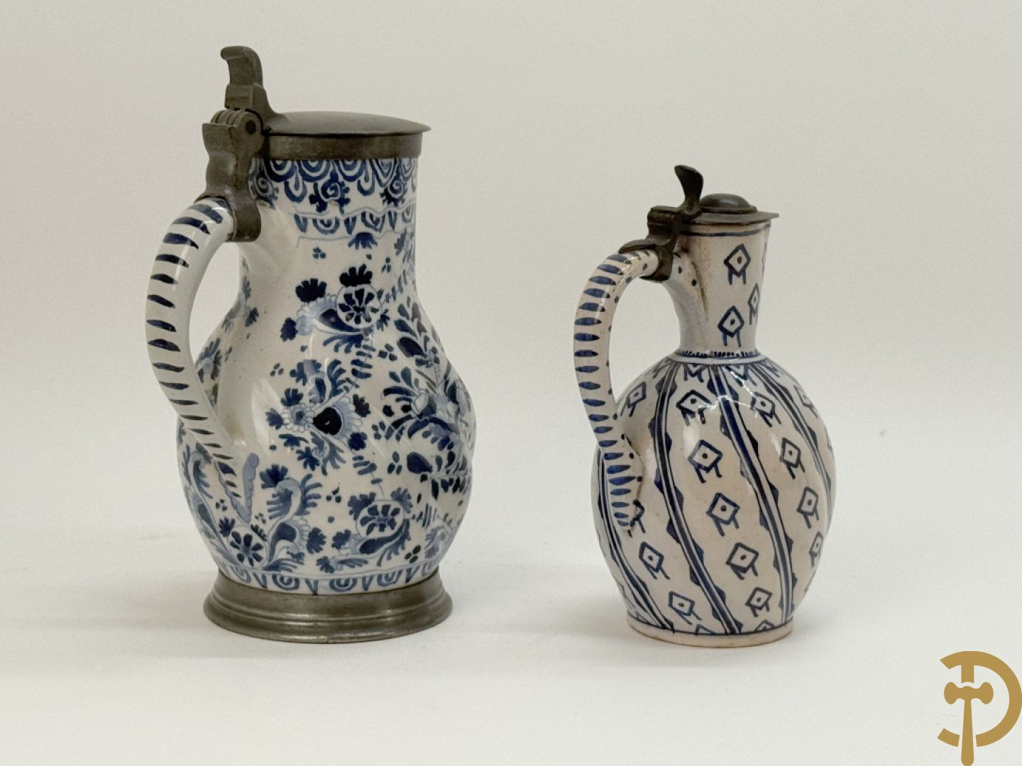 Delftse schenkkan met beschilderd bloemendecor en tinnen deksel + schenkkan in Delftse stijl, gemerkt onderaan BFK 66