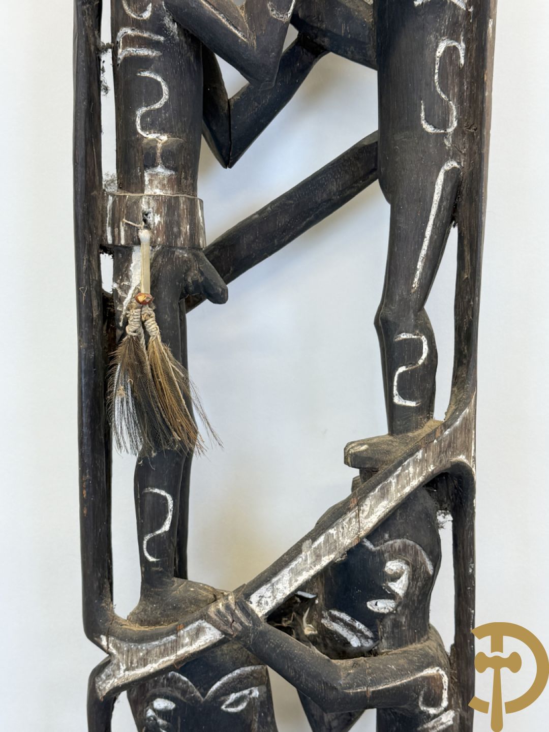 Nieuw Zeelandse totempaal met gesculpteerde houten figuren bewerkt met krijt