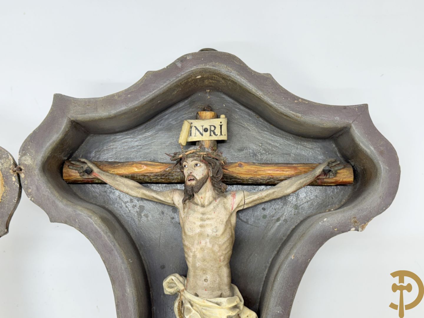 Houtgesculpteerde en gepolychromeerde Christus aan het kruis in openklapbaar gespolychromeerd kastje