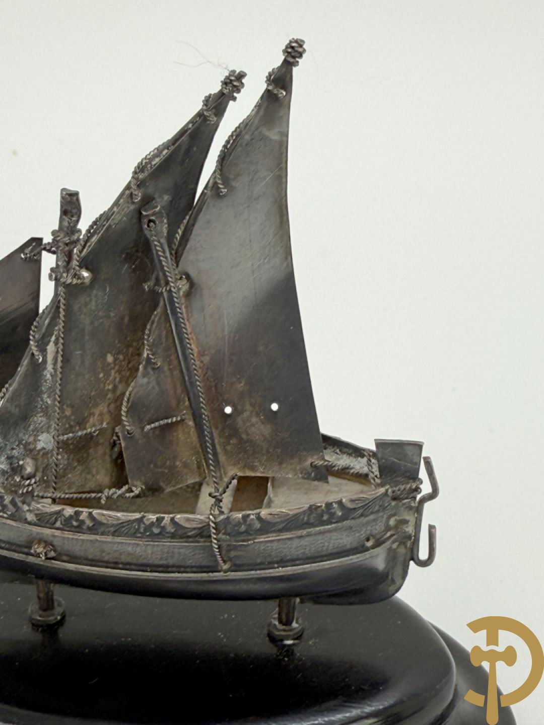 Massief zilveren zeilbootje op houten sokkel
