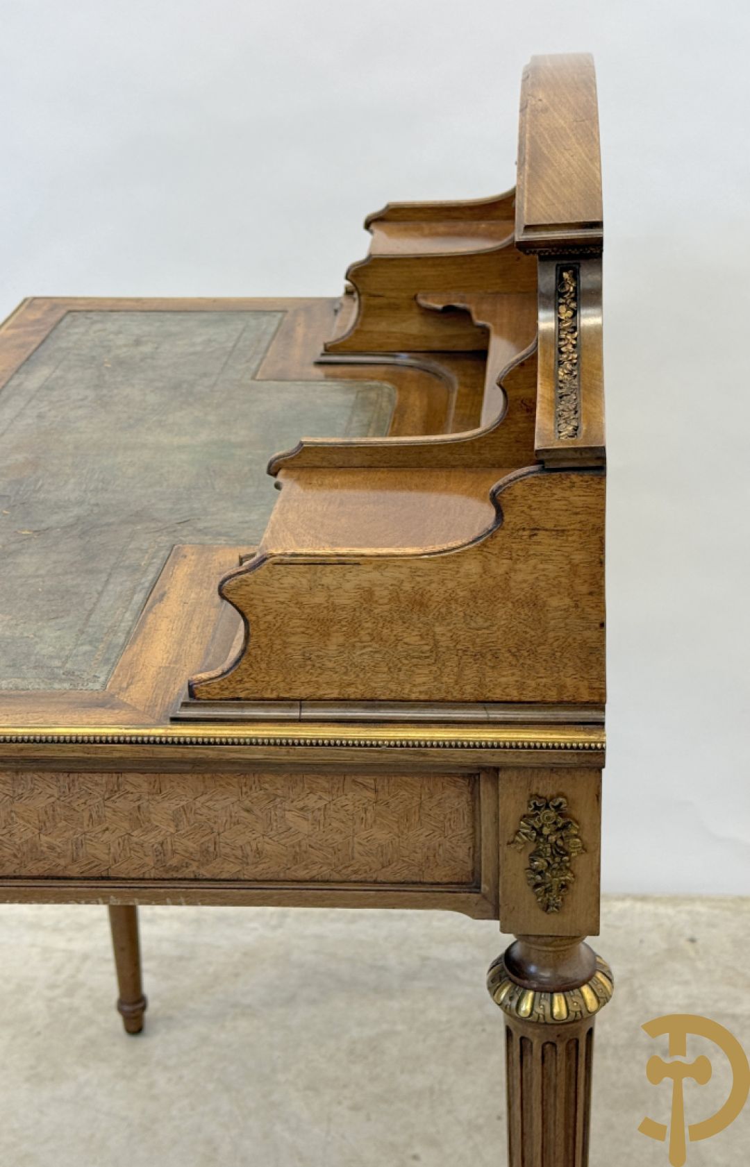 Frans notelaren damesschrijfbureel met marketterie, bronsbeslag, lederen blad, grote lade onderaan en 2 kleine lades boven, 19e