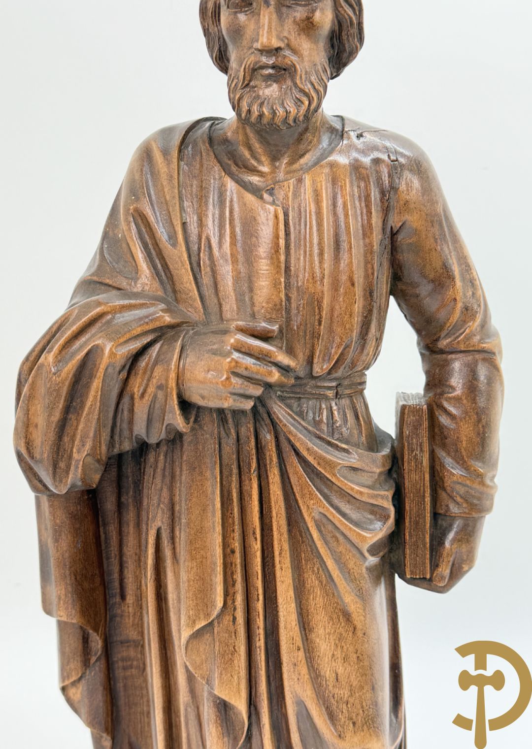 Houtsculptuur van evangelist met boek in de hand