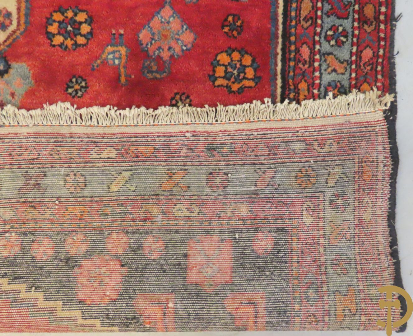 Oosterse handgeknoopt tapijt met geometrische motieven op blauwe fond Malayer + Oosters handgeknoopt tapijt met bloemenpatronen rode fond Kashkay