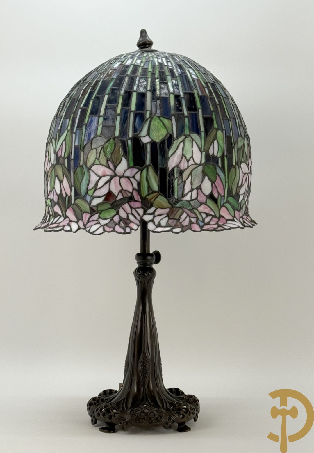 Bronzen tafellampadaire met kap met bloemen, Tiffany stijl