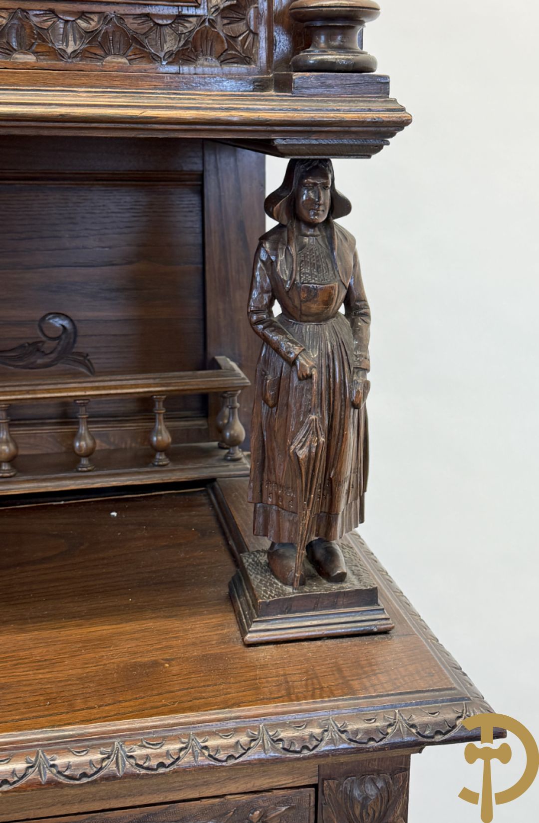 Massief eiken Bretoense eetkamer bestaande uit buffet met 3 deuren boven, 2 deuren onder, lades midden en gesculpteerde geanimeerde scènes + desserte + uittrekbare tafel + 6 stoelen + extra allonge