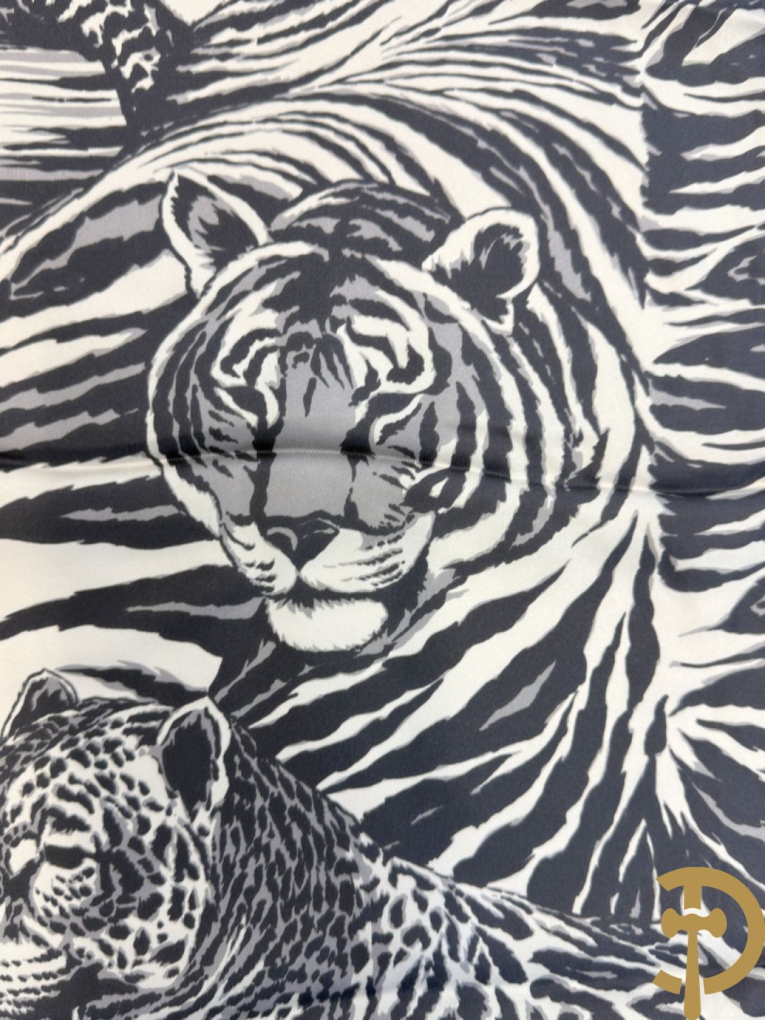 Vier foulards Yves Saint Laurent (nooit gedragen komt uit winkel restant)