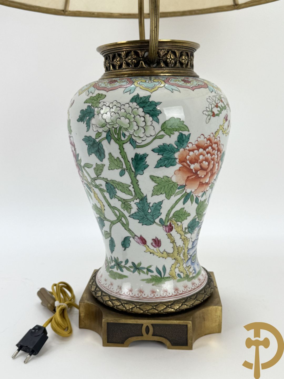 Porseleinen vaas met decor van vogels en pioenrozen, Samson, gemonteerd als lampadaire