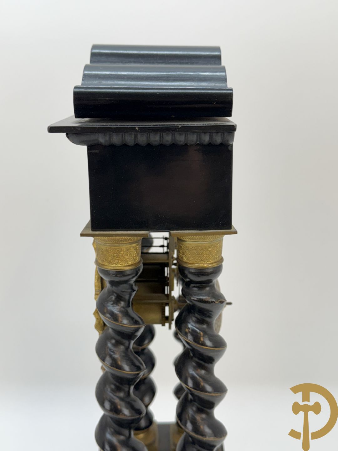 Napoleon III pendule met 4 getorste zuilen en koperinleg