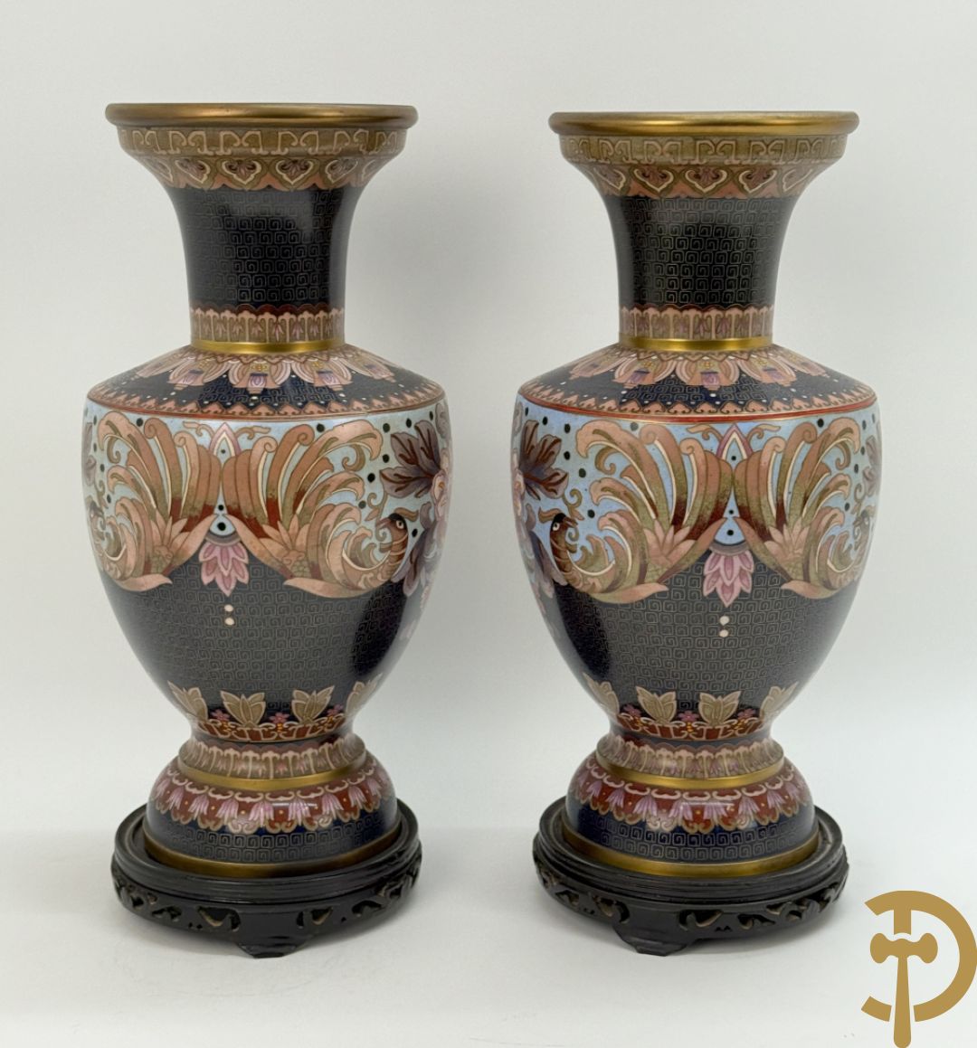 Paar ballustervormige cloisonévazen met decor van vogels en bloemen - op houten sokkel + paar kleine cloisonévazen met vogel en bloemendecor - op houten sokkel