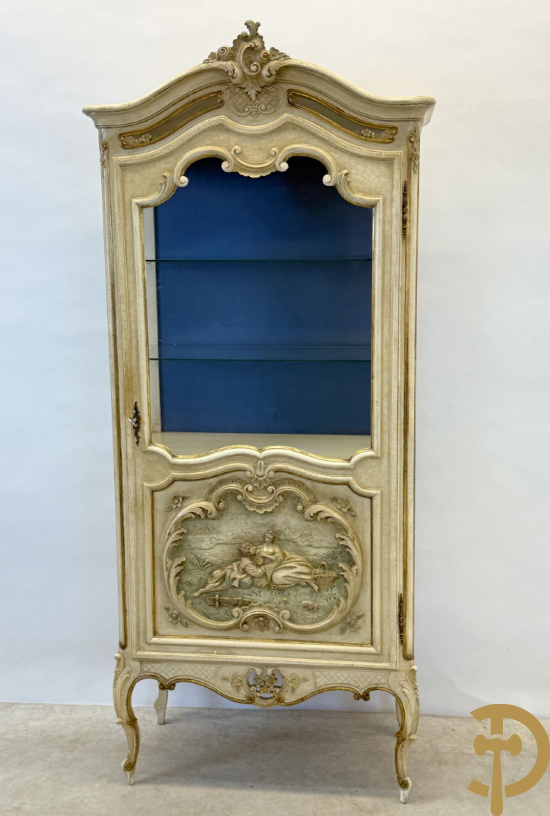 Gemonochromeerde Louis XV vitrine met basrelief van romantische scène