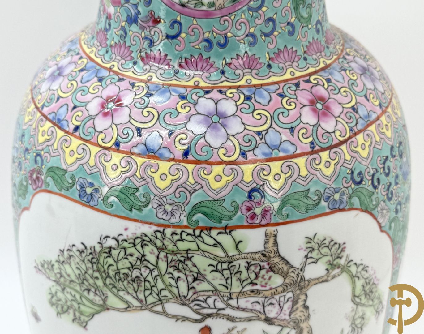 Paar Chinese vazen met geishadecor, rondom bezet met bloemen