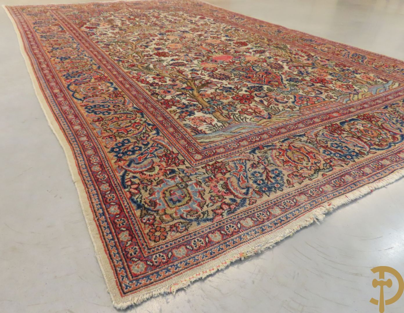 Oosters handgeknoopt tapijt Tabriz met amfoor, bloemen en levensboom