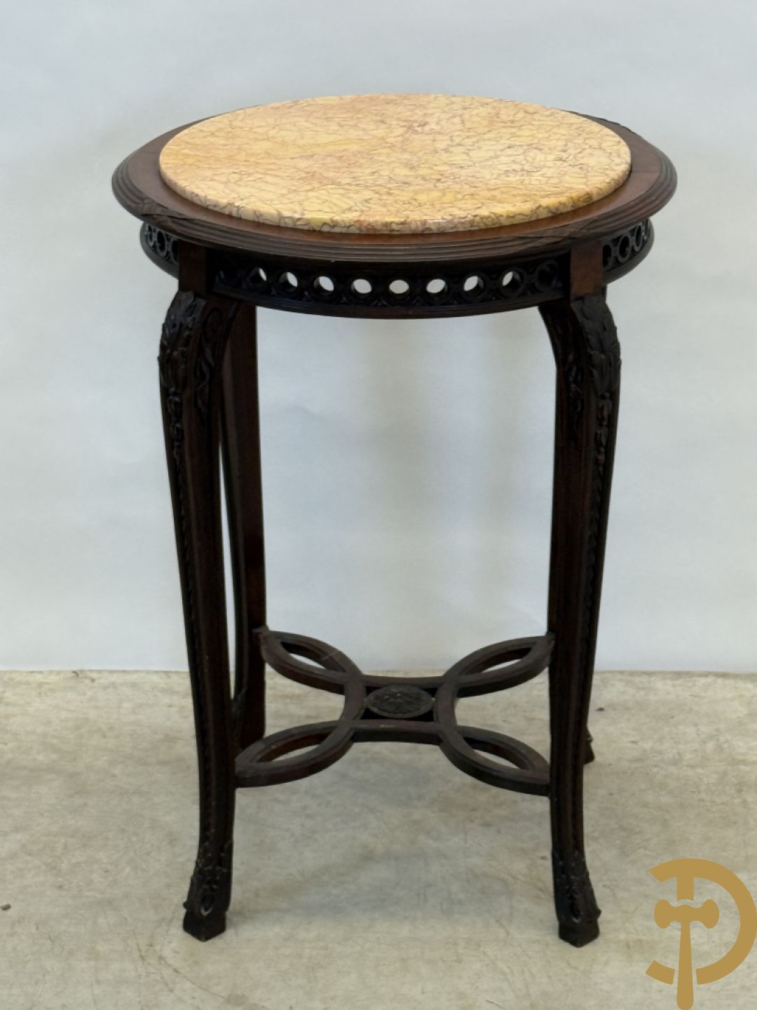 Notelaren bijzettafel met marmeren blad op voluutvormige poten