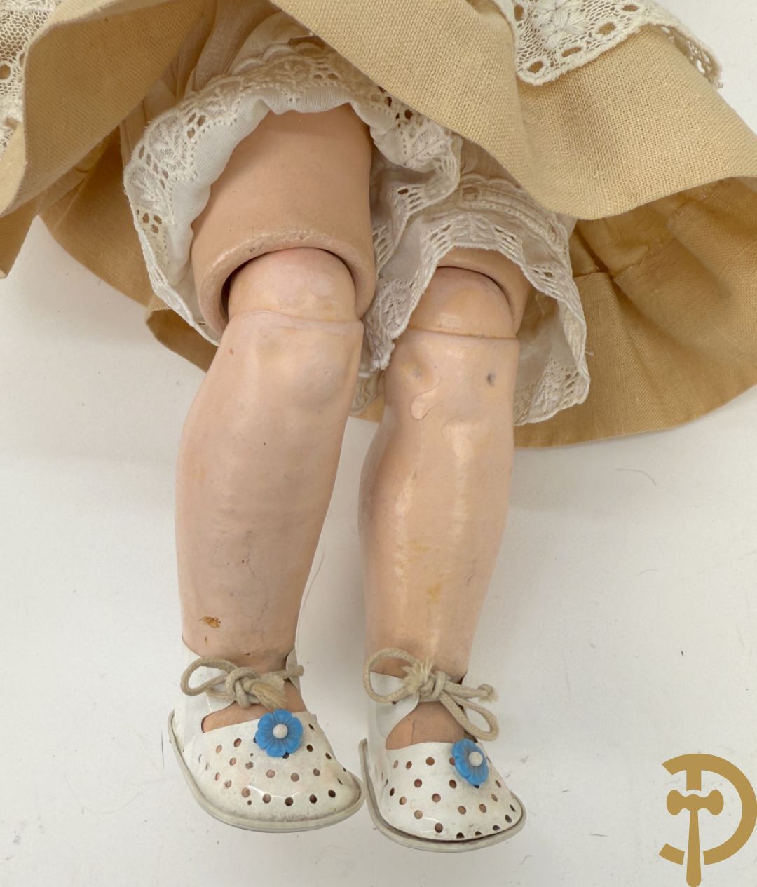 Oude pop met papier maché ledematen, gemerkt K R36/.728 + oude pop met papier maché ledematen en kantelbare oogjes + oude pop in papier maché, gemerkt Unis France 301 + oude pop in papier maché, onleesbaar gemerkt + hedendaagse pop met porseleinen ledematen + losse kleertjes