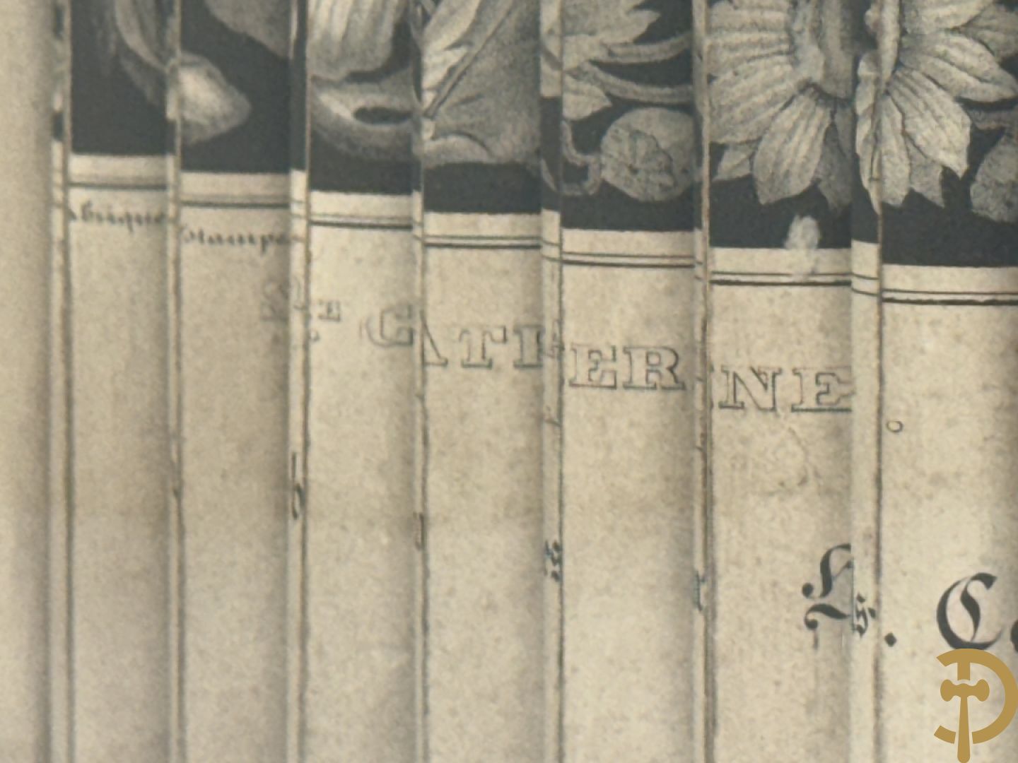 Vergulde Charles X kader met religieuse gravure in prisma gesneden met links en rechts ander zicht