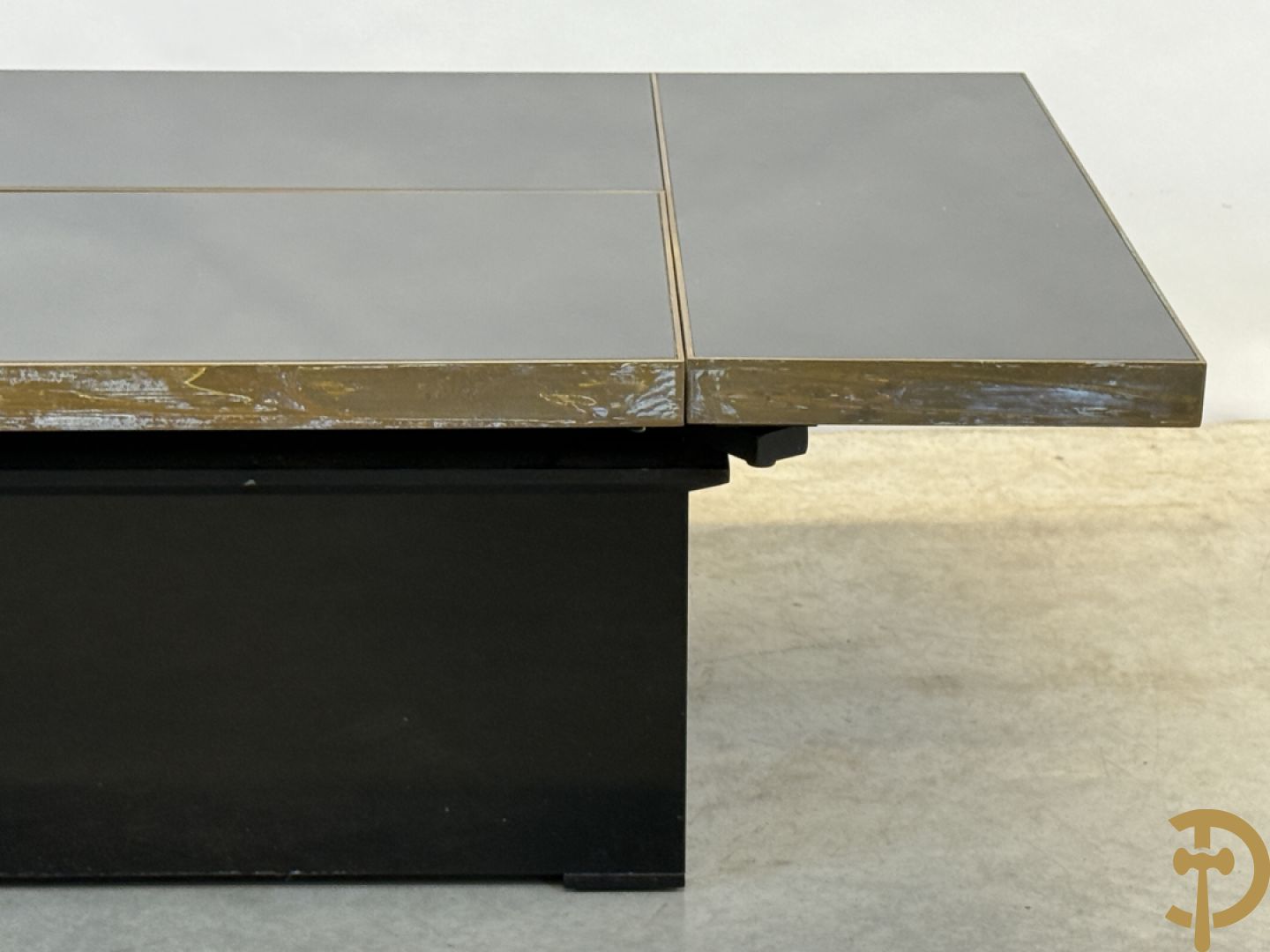 Vintage zwarte salontafel Belgo Chrom met koperomranding en open schuifbare middenpartij - centraal met bar