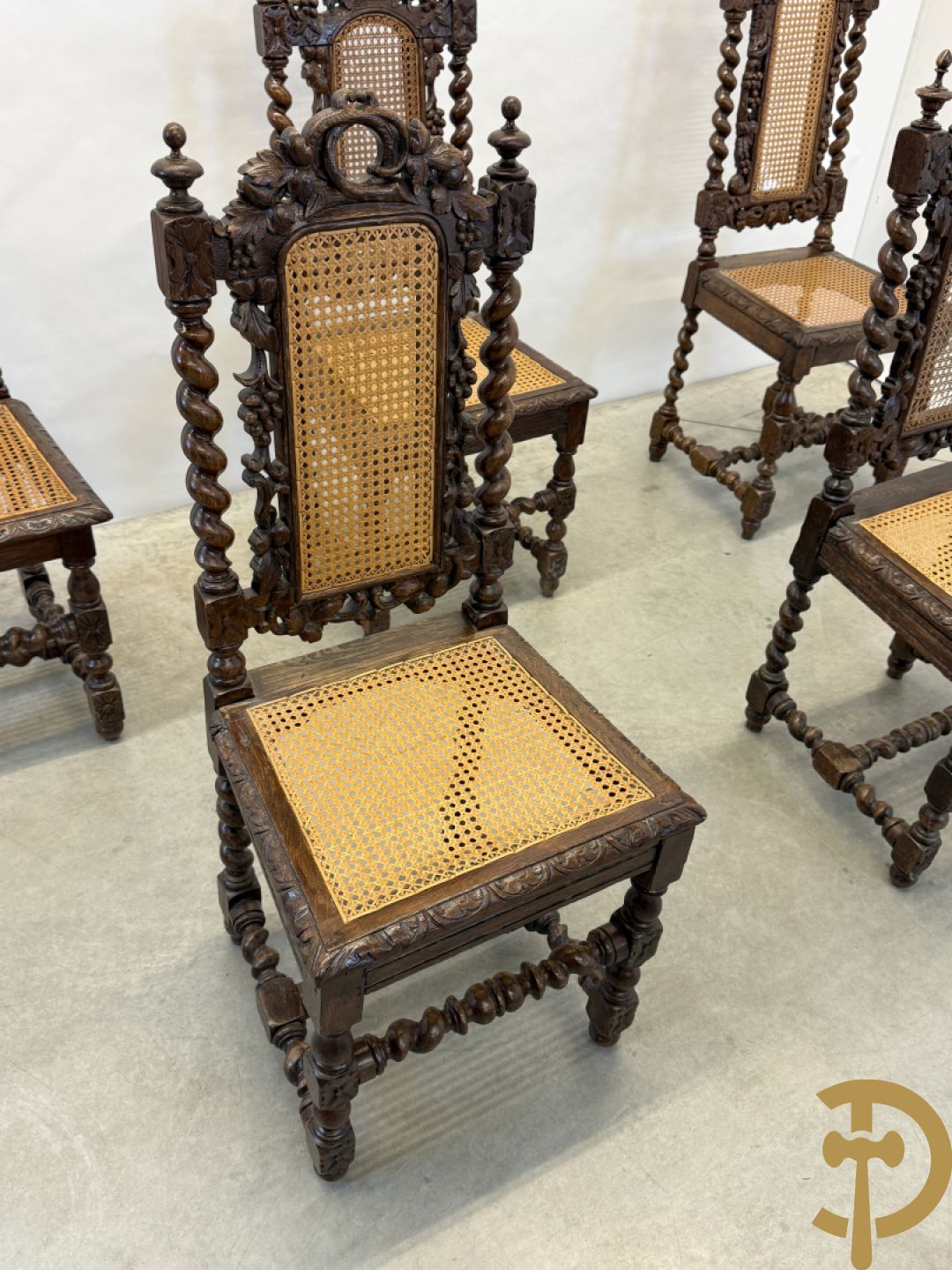 Eiken ovale jachttafel met 4 verschillende dieren + zes stoelen met canage op getorste poten (verschillende modellen)